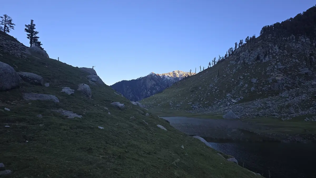 Kareri Lake below the mountains