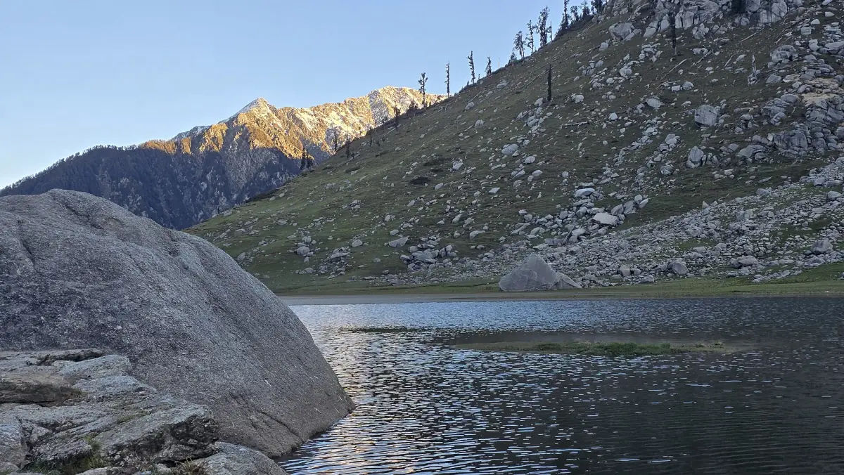 The rocky shore of Kareri Lake
