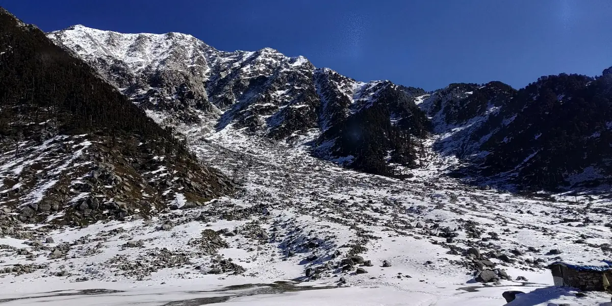 Snow on the slopes around Kareri Lake