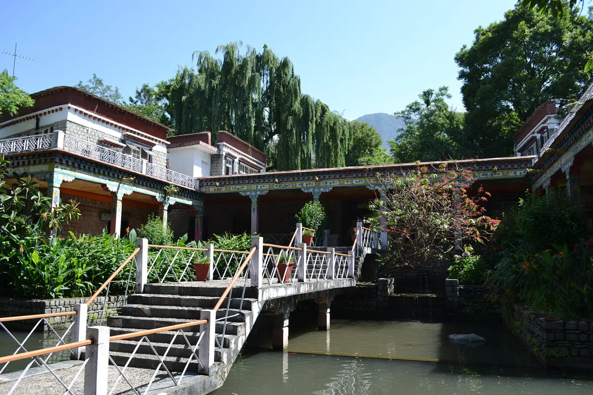 Gebäude und Wassergarten am Norbulingka-Institut